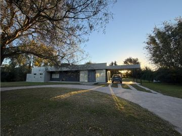 VENTA CASA DE CATEGORA 3 DORM + PILETA CAUSANA