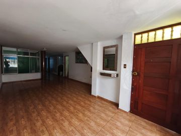 Se Vende Casa Mas Sotano A La Entra De La Urb El Bosque