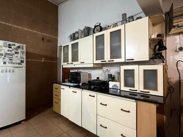 Venta casa 2 ambientes con cochera amplio parque...
