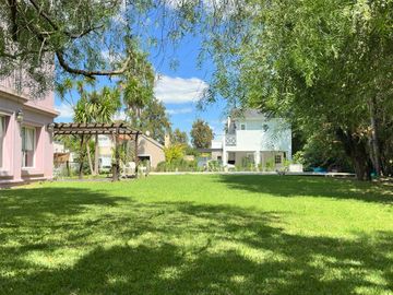 Casa en venta en country El Bosque-Galería-Pileta-Interno.