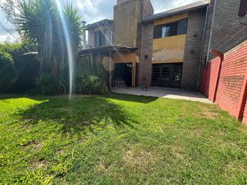VENTA CASA 3 DORMITORIOS EN FISHERTON CON PATIO VERDE,...