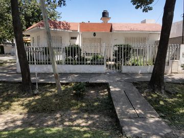 VENTA DE CASA CON LOCAL AL FRENTE DE 3 DORMITORIOS EN...