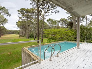 Permuto Casa exclusiva con vista al Golf por Depto en la...