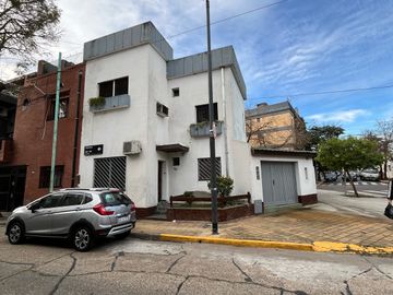 Casa en venta dividida en dos unidades en el barrio de...