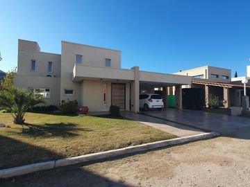 VENTA Casa 3 dormitorios. B° Villa Antonio