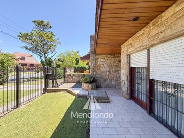 Casa 4 amb. de 199m2 tot. con Cochera y gran parque. San...
