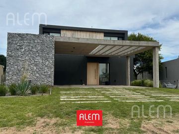Venta Casa en Costa Esmeralda