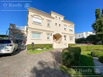Casa en venta de 8  ambientes con fondo a golf en Abril...