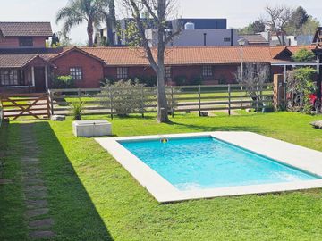Venta casa con pileta, quincho cerrado, en doble Lote,...