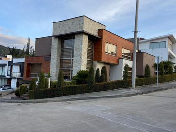 Casa de lujo, con piscina, Challuabamba