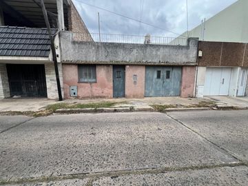 VENTA CASA 2 DORMITORIOS CON COCHERA Y PATIO EN BARRIO...