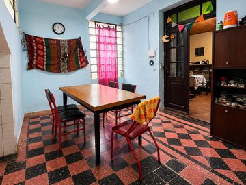 VENTA CASA 2 DORMITORIOS CON COCHERA Y PATIO EN BARRIO...