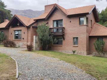 Casa 4 ambientes de categoría. Merlo.