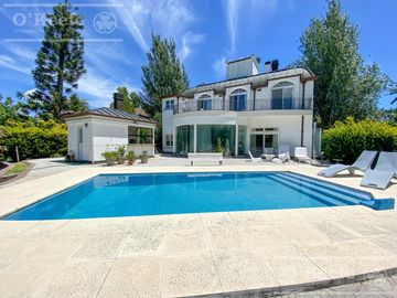 Casa en venta de 4 dormitorios en suite  con fondo al...