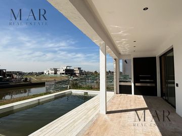 Casa en venta en el Yacht Nordelta con 4 dormitorios y...