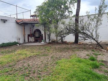 Casa independiente en venta de 3 pisos con patio a 2...