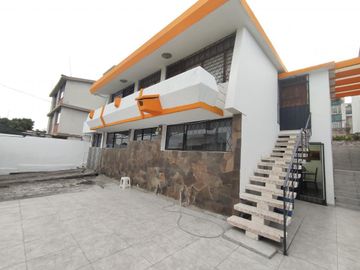 Casa  esquinera en venta con 2 departamentos   ideal...