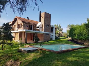 Casa con pileta y de Categoría al frente del lago azul