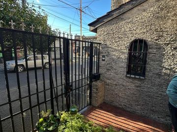 Casa en venta 4 ambientes con cochera, patio y terraza...
