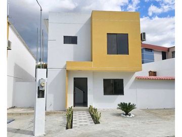 Alquilo Casa en Urb. Ciuda del sol, patio amplio, esquinera