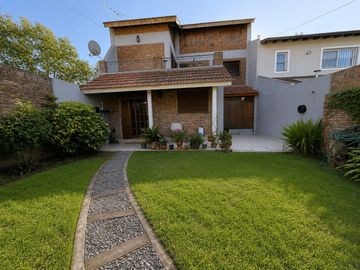 VENTA CASA 5 AMB CON PARQUE Y QUINCHO