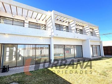OPORTUNIDAD ! EXCLUSIVA CASA EN LA CIUDAD DE ANDACOLLO