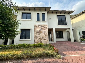 Venta de casa en Bosques de la Costa, Etapa Cimas, Via a...