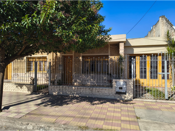 VENTA CASA 2 DORM + DEPTO en Bº AYACUCHO