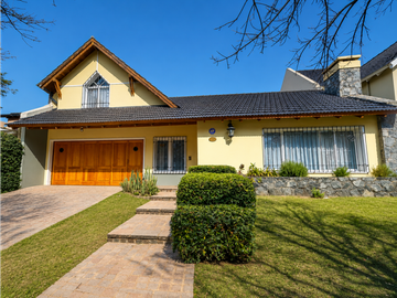 VENTA - CASA 4 DORMITORIOS - PILETA - PATIO - JARDINES...