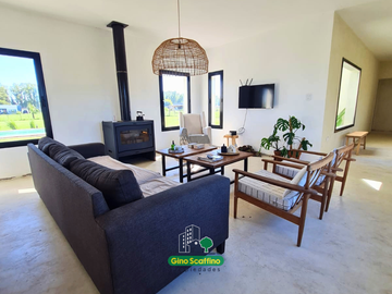 Casa en venta c/ cochera en Villa Ruiz