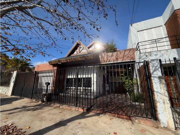 Casa con cuatro dormitorios, cochera, quincho, y piscina...