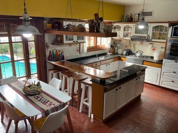 VENTA Casa 6 ambientes con pileta y cochera ACEPTA...