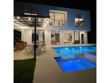 Casa moderna con piscina en condominio 220 m²...