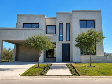 Casa en Village Plaza
