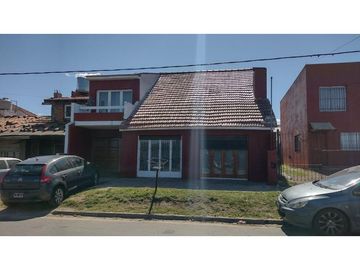 LATORRE PROP. VENDE CHALET 5 AMBIENTES CERCA DEL MAR