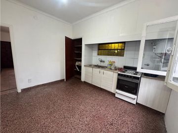 Casa 3 amb. con parque y garage - $87.000