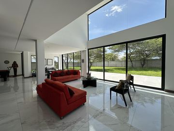 Casa de lujo  Independiente sector residencial Puembo...