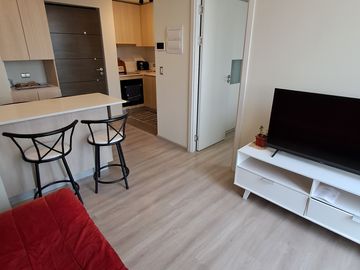 ARRIENDO SEMI AMOBLADO 1D CON TERRAZA Y ESTACIONAMIENTO