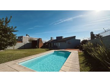 VENTA IMPRESIONANTE CASA CON AMPLIO PARQUE Y PILETA ...