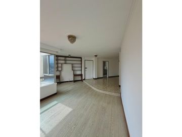 Amplio apartamento a la venta en Laureles