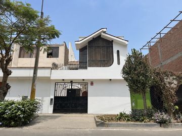 Casa 3 pisos - Venta - Ate – Frente A Parque | Amplia,...
