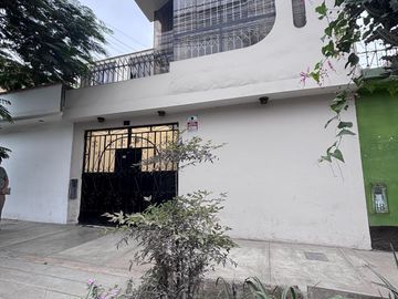 Casa 3 pisos - Venta - Ate – Frente A Parque | Amplia,...
