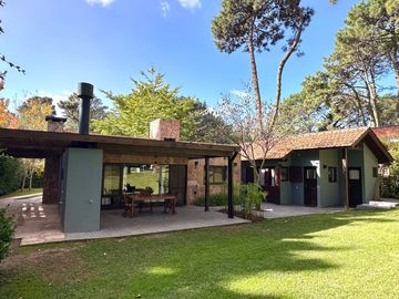 Venta casa 5 amb en lote 2000 M2 en CARILO