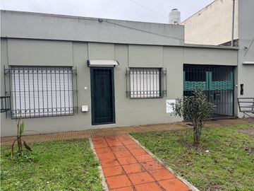 Casa en alquiler dos dormitorios con cochera La Plata