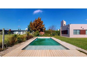 Casa venta 4 dormitorios 185 y 83 Barrio El Remanso