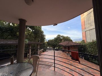 Elegancia, privacidad y naturaleza en una exclusiva casa...