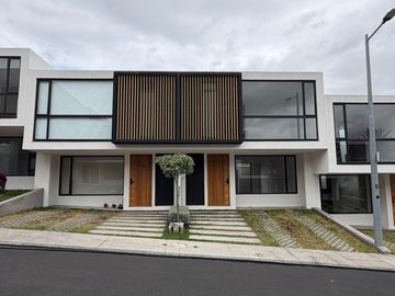 Casa VIP en venta al Norte de Ambato