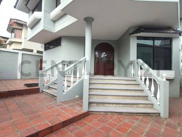 Venta de Casa en Urb. Santa Cecilia - Ceibos J.Zav