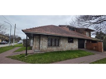 Chalet de 4 ambientes sobre lote en esquina y buen entorno