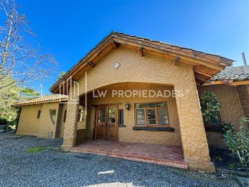 Casa en Venta en Limache / Condominio Valles de Huinganal